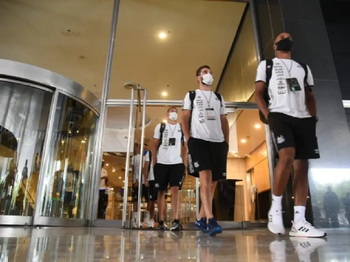 Dos jugadores de Santos se quedaron en Buenos Aires por positivo de coronavirus