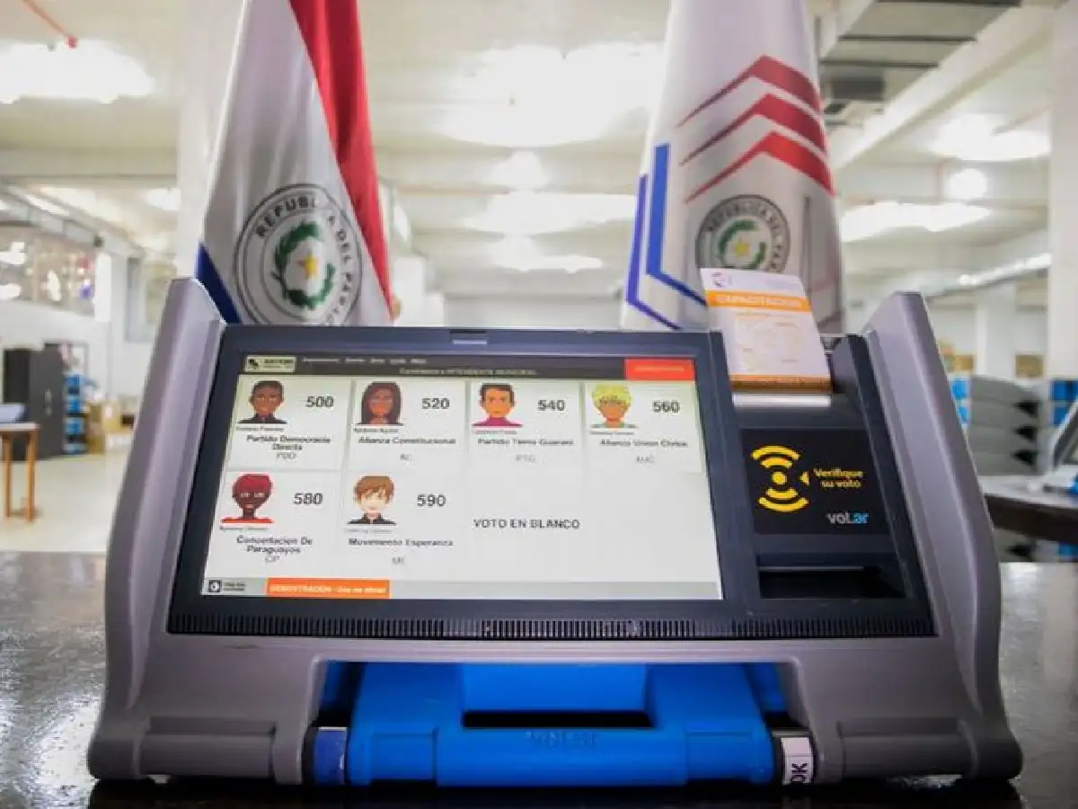Con voto electrónico, los paraguayos eligen sus autoridades