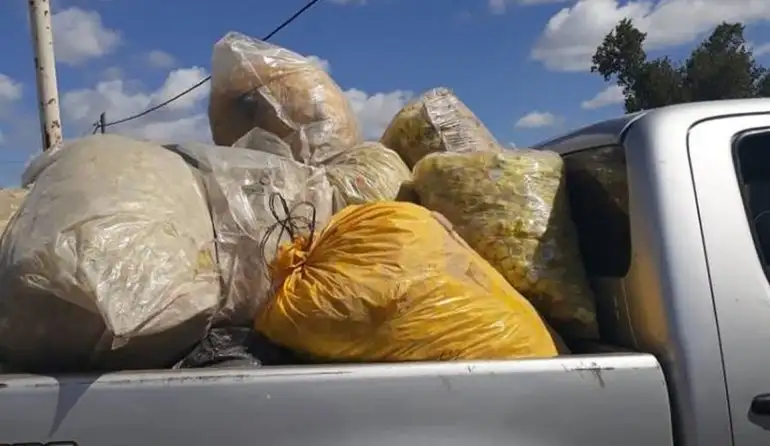 Patronato donó miles de tapitas plásticas para hacer juegos y bancos