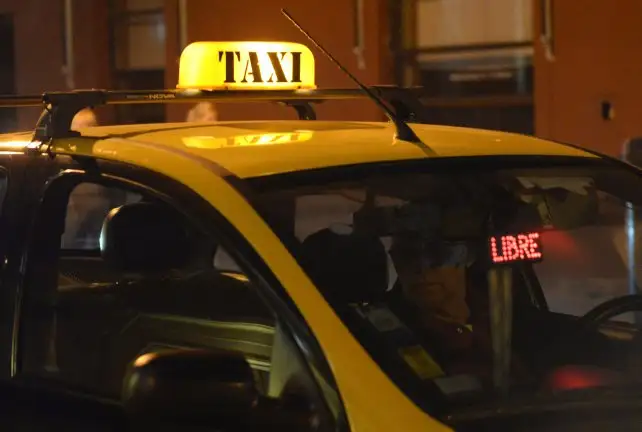Un taxista golpeó con un fierro a un pasajero