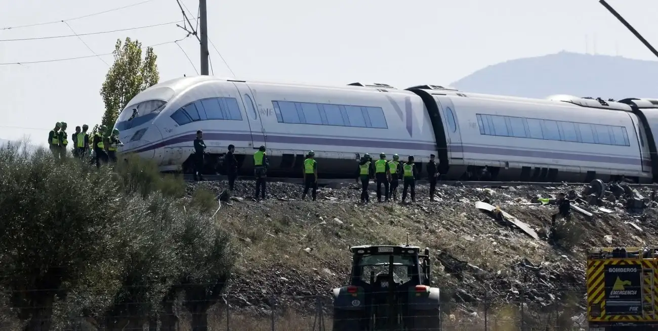 Dos trenes de alta velocidad impactaron en España y dejaron decenas de muertos. Reuters.