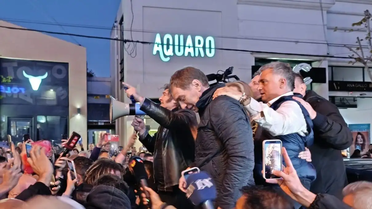 El presidente Javier Milei tuvo su acto de campaña en Mar del Plata, acompañado por el candidato Diego Santilli.