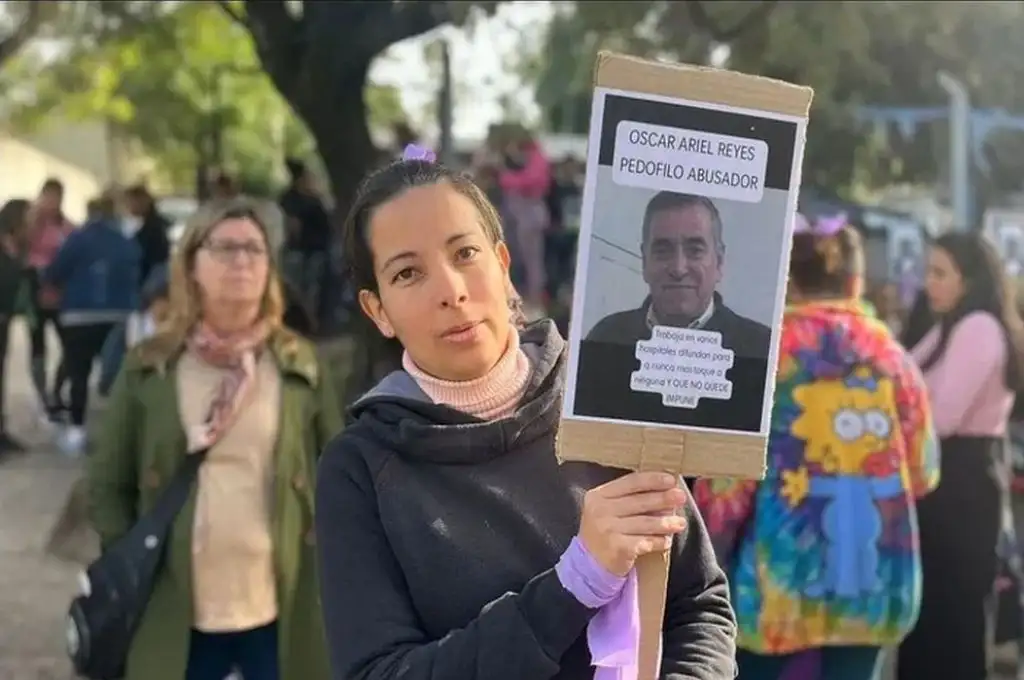 Repudio y escrache a un médico cardiólogo acusado de abuso sexual en Paraná