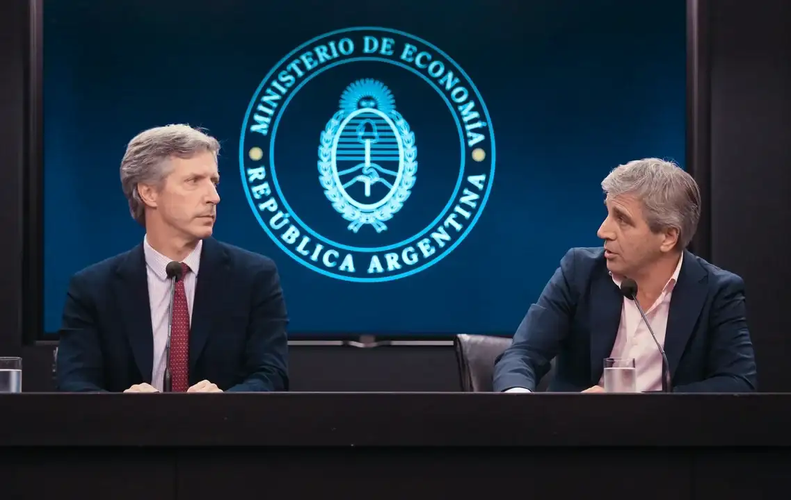 Ampliaron la denuncia contra Luis Caputo y Santiago Bausili y pidieron allanar el Banco Central