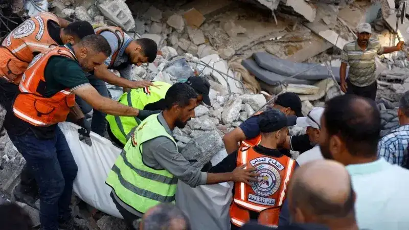 Los vecinos afirmaron que unas diez familias habían estado viviendo en el edificio a pesar de las advertencias de que era inseguro. (Reuters)