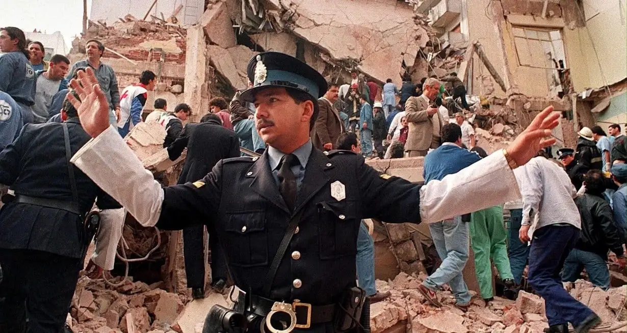 Imagen tomada el 18 de julio de 1994 en Buenos Aires, Argentina, en el lugar en el que se encontraba el edificio de la mutual judio-argentina AMIA, destruido por una poderosa bomba. A seis anos del atentado que costo la vida de 86 personas y dejo mas de 300 heridos.