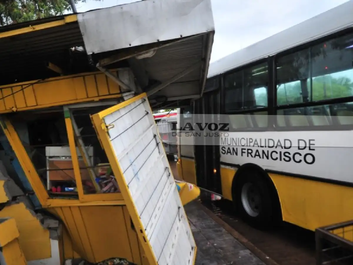 Pudo ser una tragedia: un colectivo chocó una kiosco de chapa en avenida 9 de Septiembre