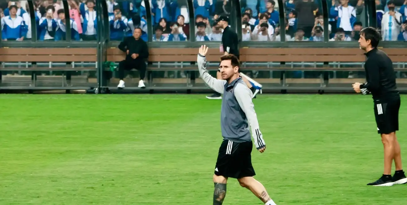 El rey del fútbol mundial saluda a los fanáticos.