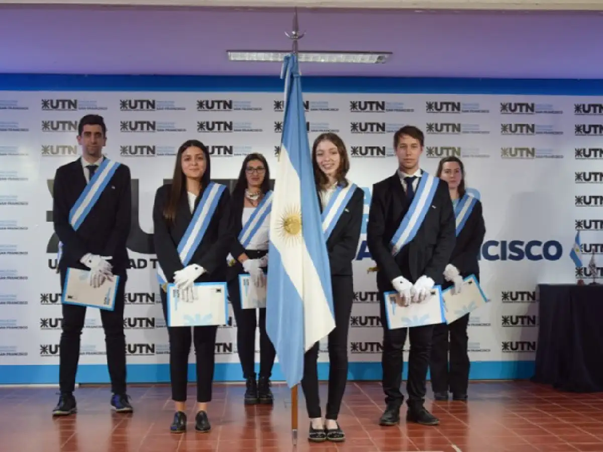Fueron proclamados la nueva abanderada y escoltas de la UTN y Uces