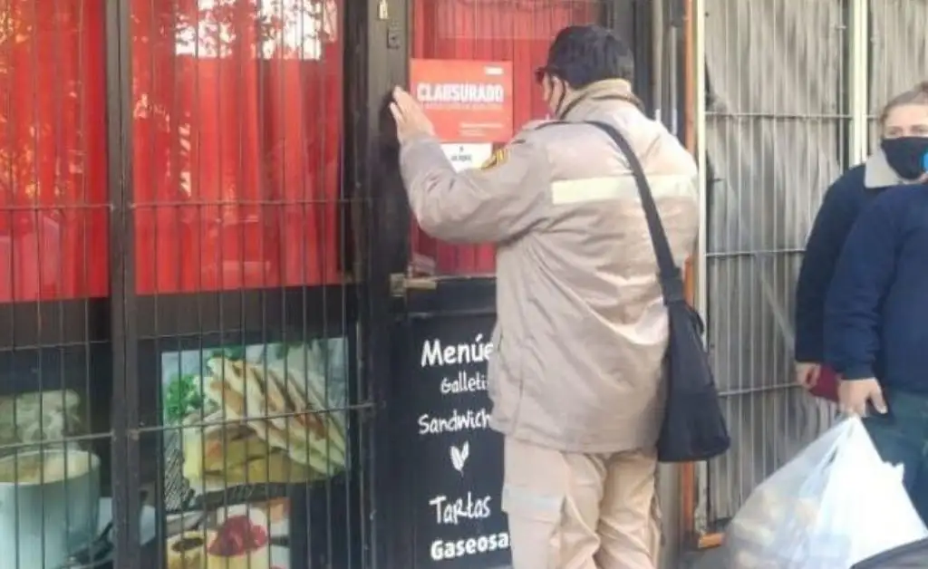 Rosario: clausuraron un bar en el que había 10 personas comiendo sin barbijo