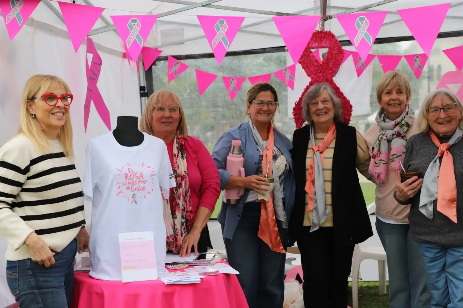 Integrantes de LALCEC participan del Paseo de la Ciudad en plaza San Martín, promoviendo la concientización sobre el cáncer de mama junto a los 300 emprendedores que se reunieron en el evento para compartir una jornada de comunidad y solidaridad.