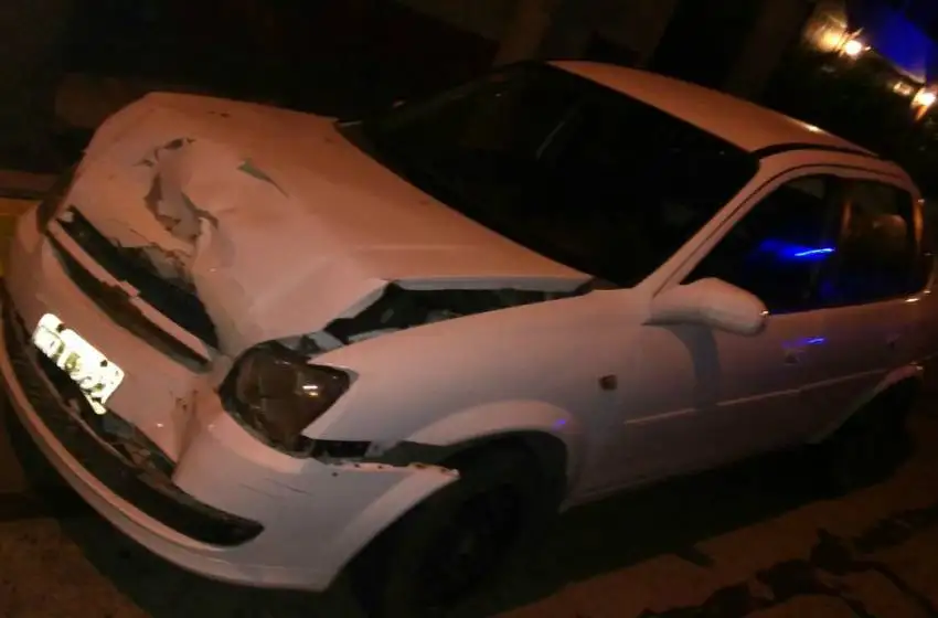 Conducía ebrio y chocó a dos vehículos y un policía