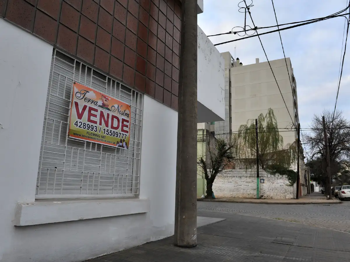 Efecto devaluación: cayeron los pedidos de créditos  en UVA y la venta de materiales para construir