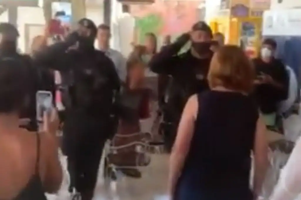 Saludo polémico: policías se cuadran ante Patricia Bullrich. VIDEO
