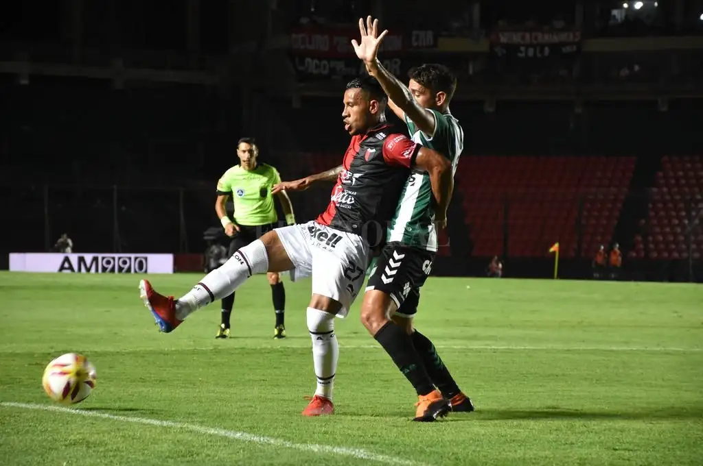 Colón recibe a Banfield en el Cementerio de los Elefantes