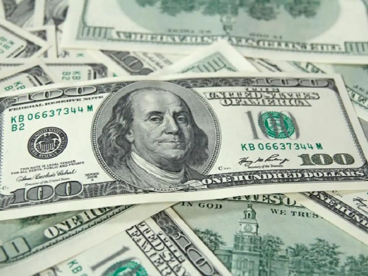 El dólar blue inició septiembre en baja y cerró a $286