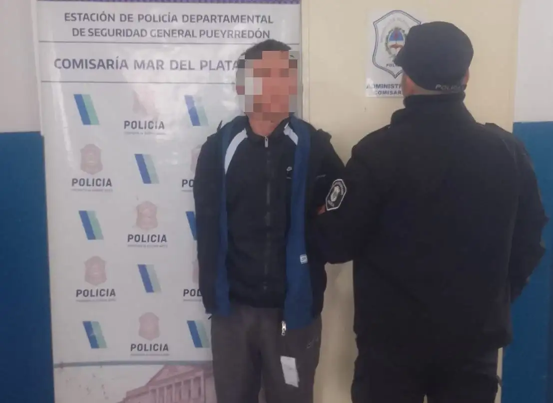 Durante la requisa, los agentes secuestraron prendas de vestir y calzado de dudosa procedencia, cuyo origen no fue precisado en el informe.