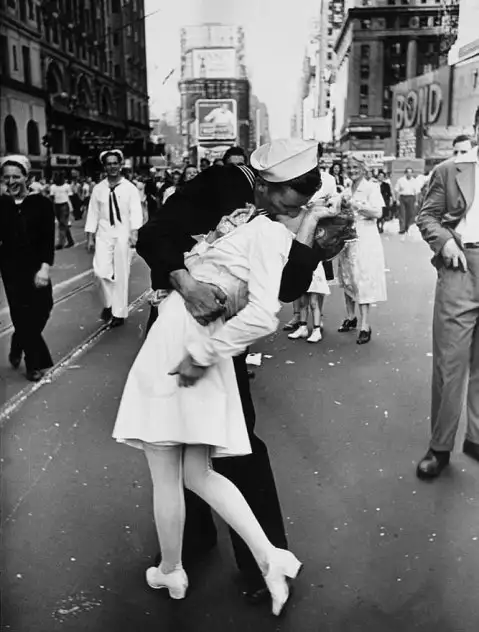 A 70 años del beso que cerró la Segunda Guerra Mundial