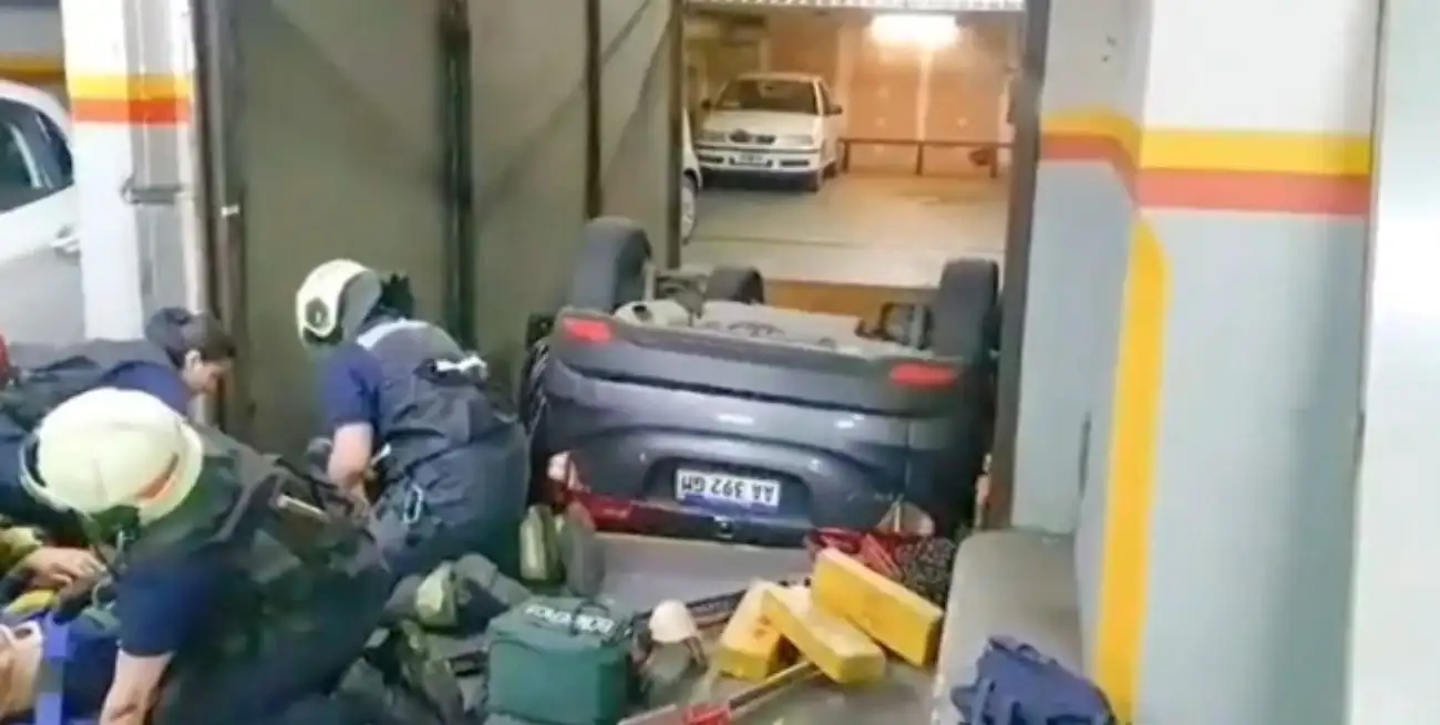 El conductor no podía salir por sus propios medios.
