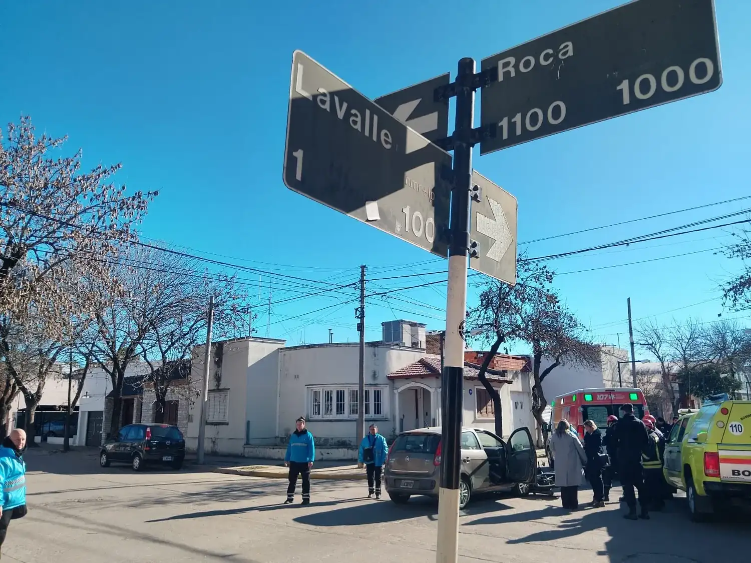 La conductora del rodado menor fue asistida por personal médico y dada de alta en el lugar.