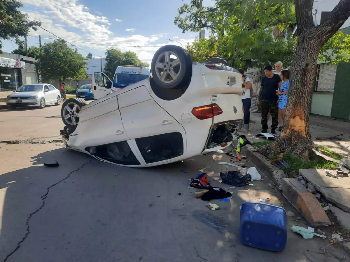 Un automóvil chocó contra un árbol y volcó