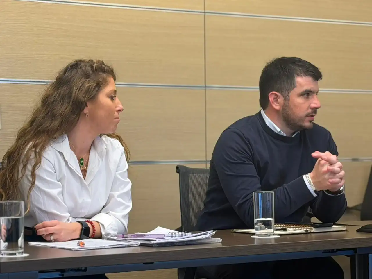 El intendente acompañado de la diputada Sofía Galnares.