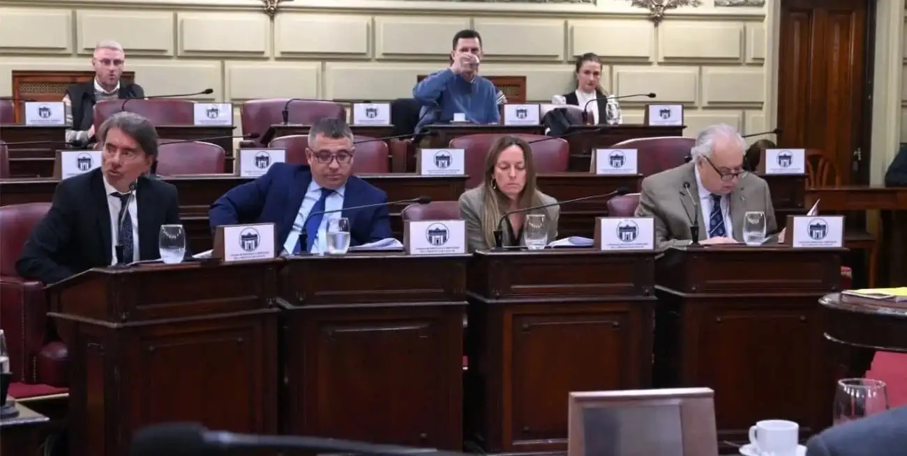 Daniel Erbetta, Diego Maciel, Margarita Zabalza y Rafael Gutiérrez durante la reunión con dos comisiones de la Cámara de Diputados. La Corte asistió en forma completa al encuentro. Crédito: Cámara de Diputados de Santa Fe