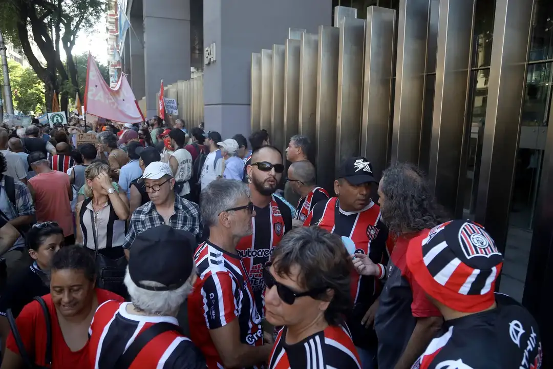 Hinchas de Chacarita con los jubilados (NA/Mariano Sánchez)
