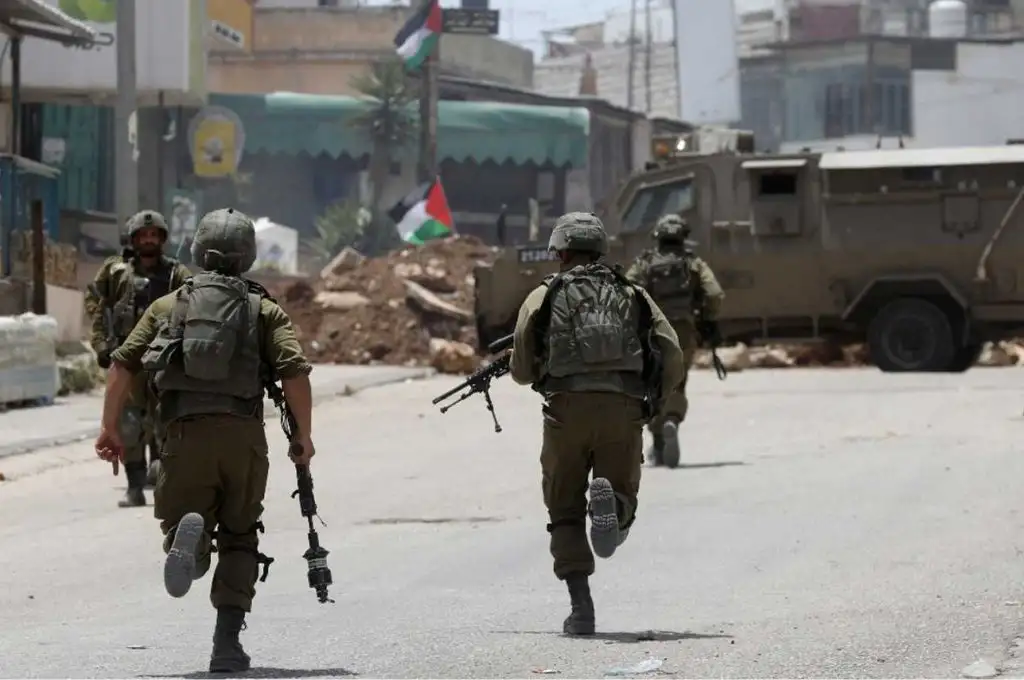 Al menos un muerto y 16 heridos en una nueva invasión militar israelí en Cisjordania