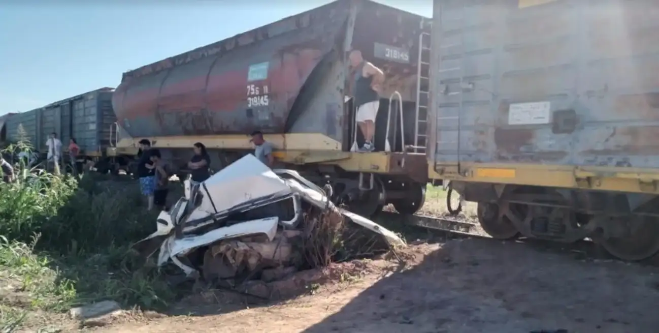En principio el adolescente que manejaba el auto sufrió dos fracturas de costillas.