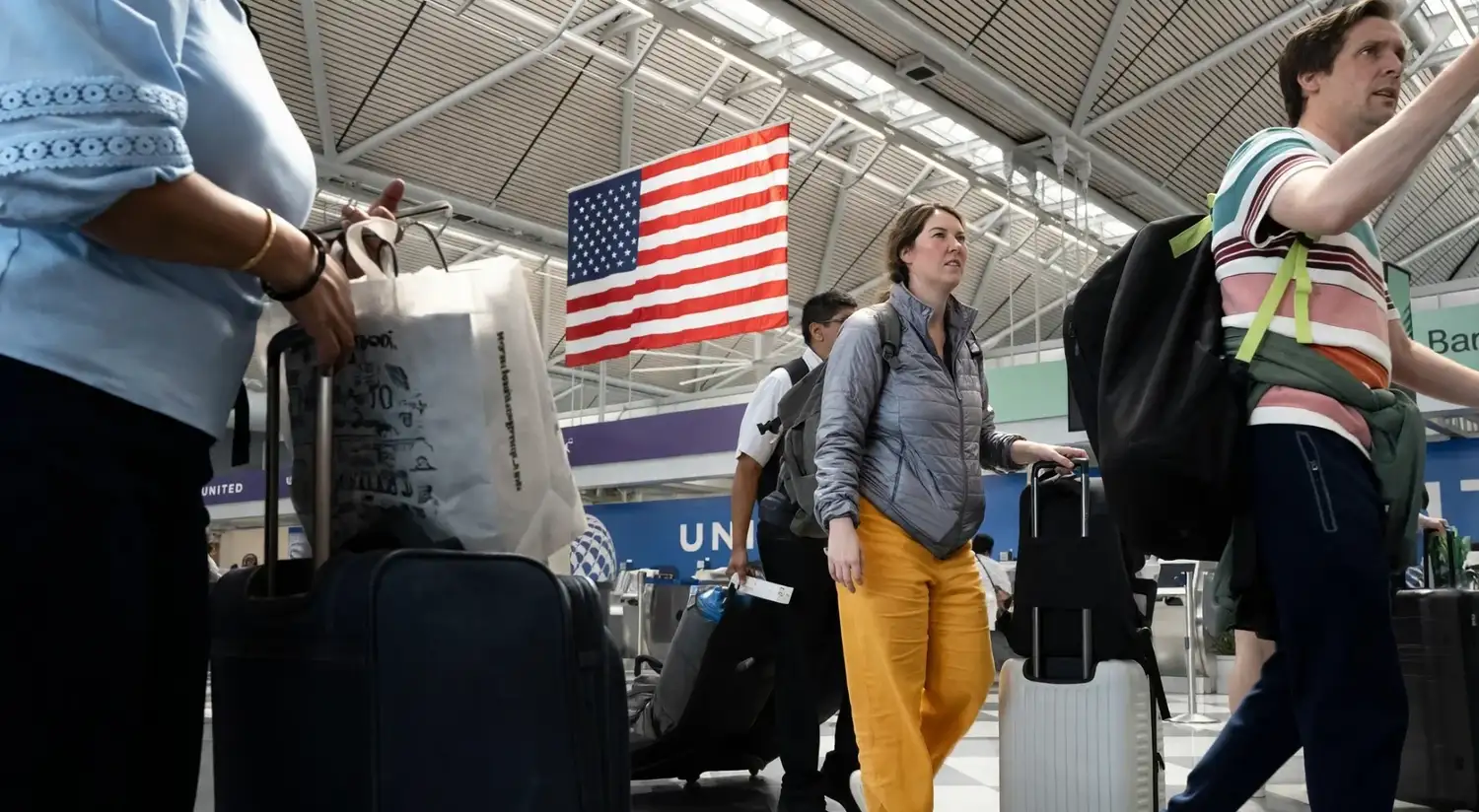 La disposición alcanza a los viajeros de cualquier nacionalidad y también contempla los vuelos que llegan a Estados Unidos aunque ese país no sea el destino final del pasajero.