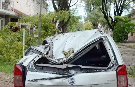 Rafaela sufrió una fuerte tormenta de viento que dejó cuantiosos daños
