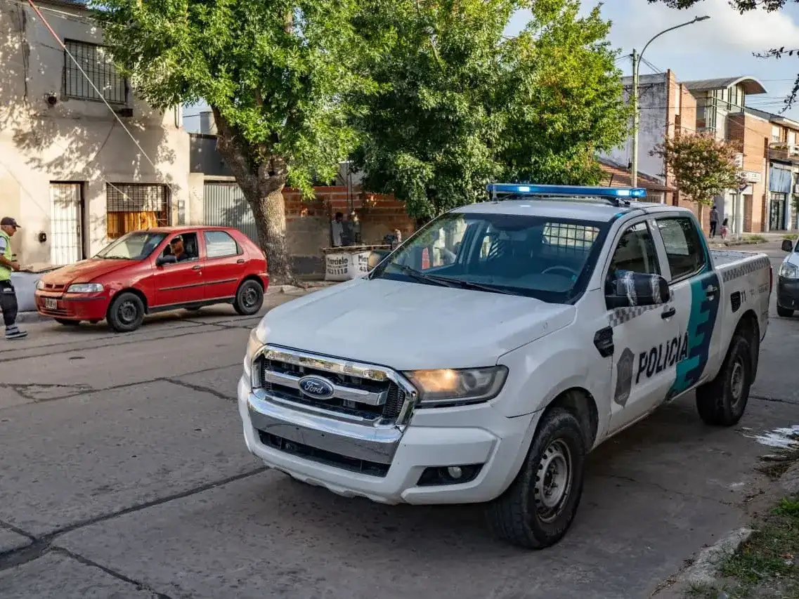 Intentaron robarles a dos jóvenes en San Cayetano: vecinos atraparon a uno de los sospechosos