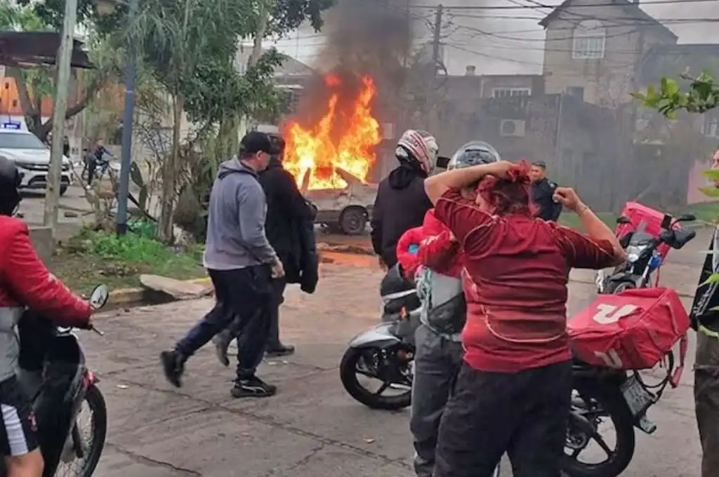 Destrozos y un auto quemado tras el robo de una moto