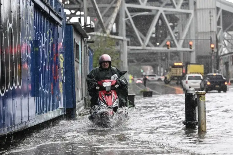 Caos por la tormenta en Nueva York: se inundó el subte y miles siguen sin luz.