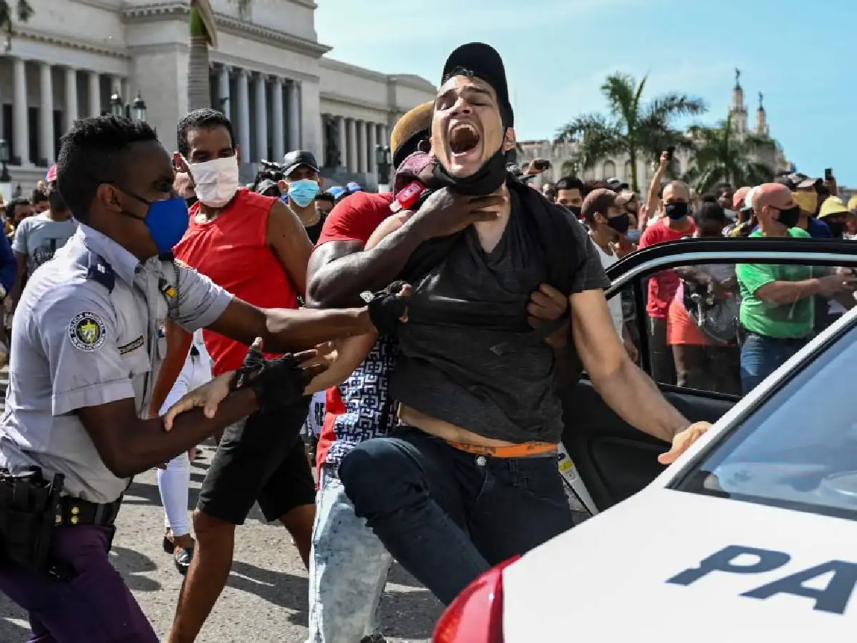 Cuba: miles de personas marcharon contra el gobierno
