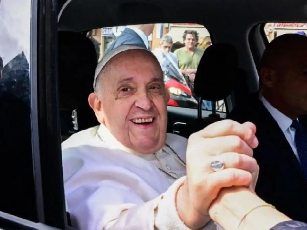 Concluyó "sin complicaciones" la operación del papa Francisco en el abdomen