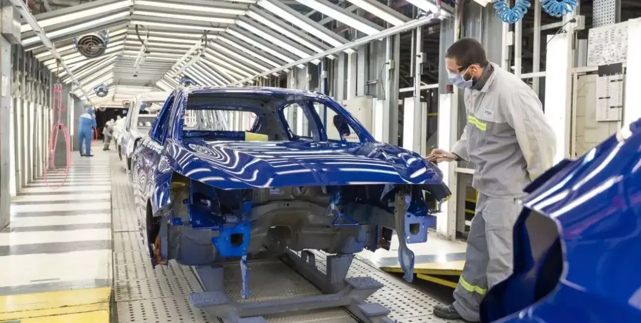 La industria automotriz, aunque mejoró frente a un año atrás, quedó en 49,6%, todavía debajo de la mitad del potencial total de sus plantas.