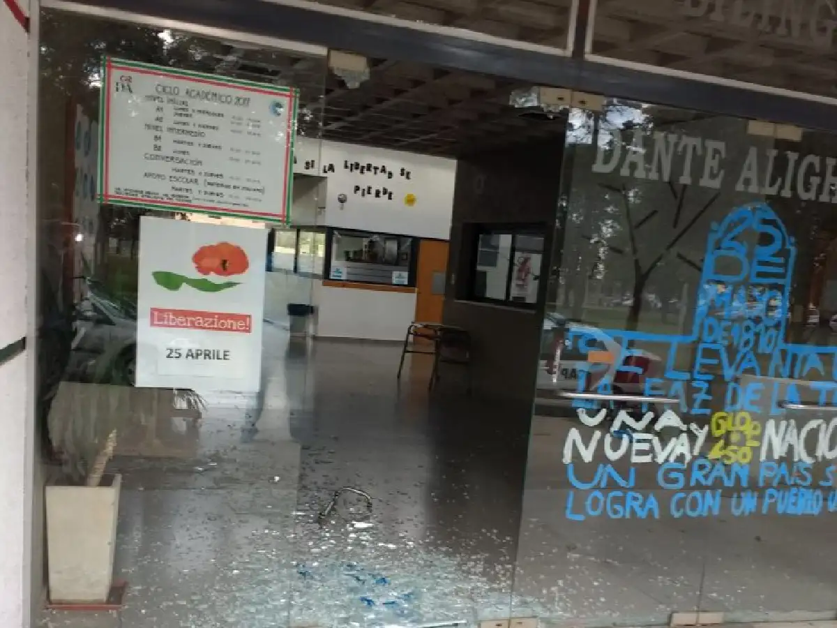Al no poder robar, rompen puerta de vidrio y otros elementos en la escuela Dante Alighieri 