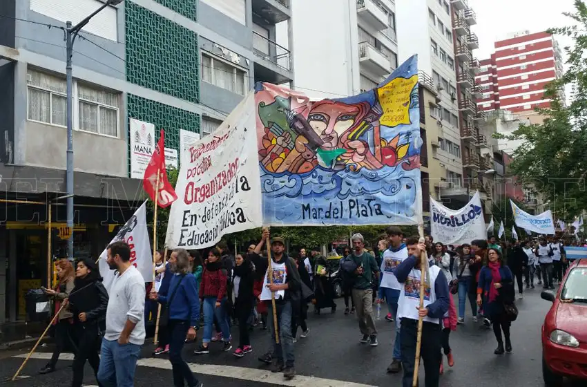 Suteba afirma que la adhesión al paro llega al 80%