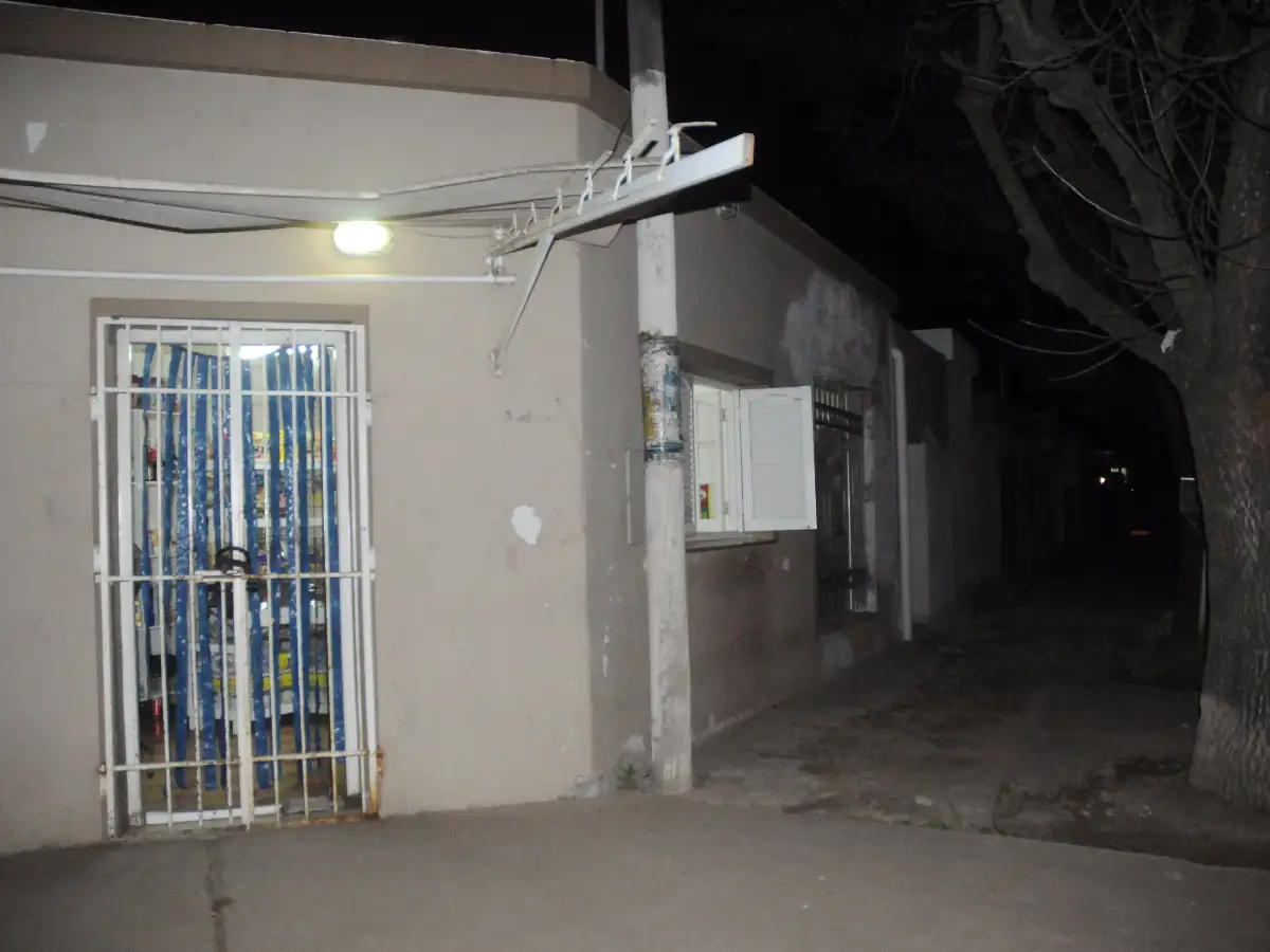 A punta de pistola robaron en un almacén de barrio Hospital 