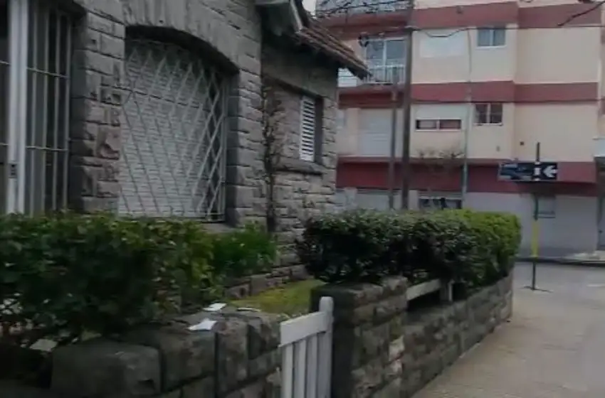 Delincuente con pedido de captura se durmió en la puerta de una casa y lo atraparon