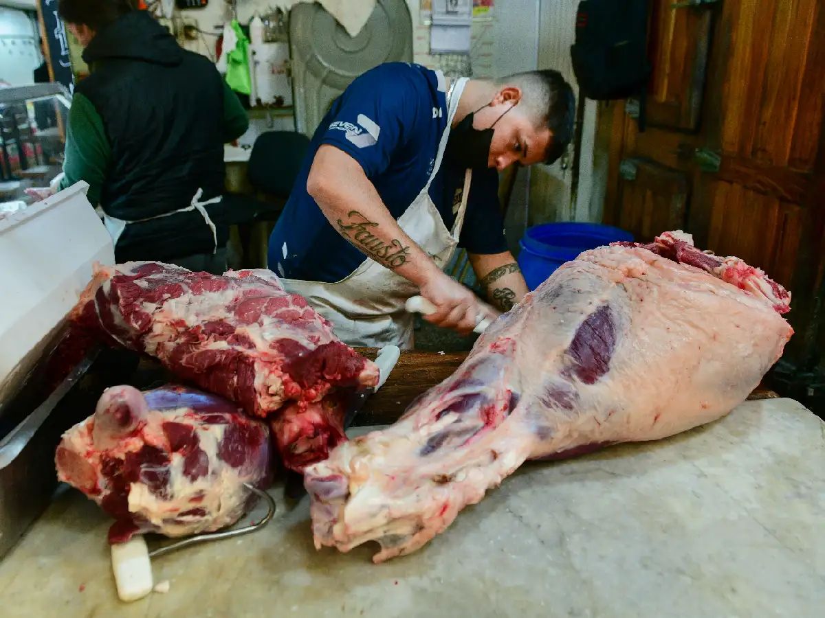 Fin de una era: las carnicerías ya no bajarán “la media res” para comercializar carne