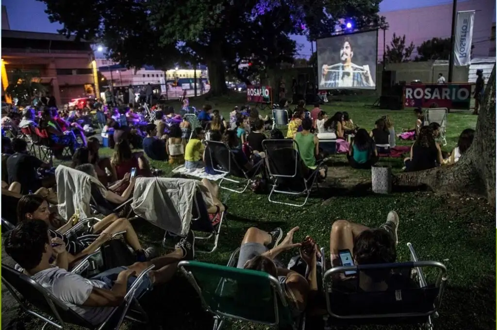 Proyección de cine nacional al aire libre esta noche en dos plazas rosarinas