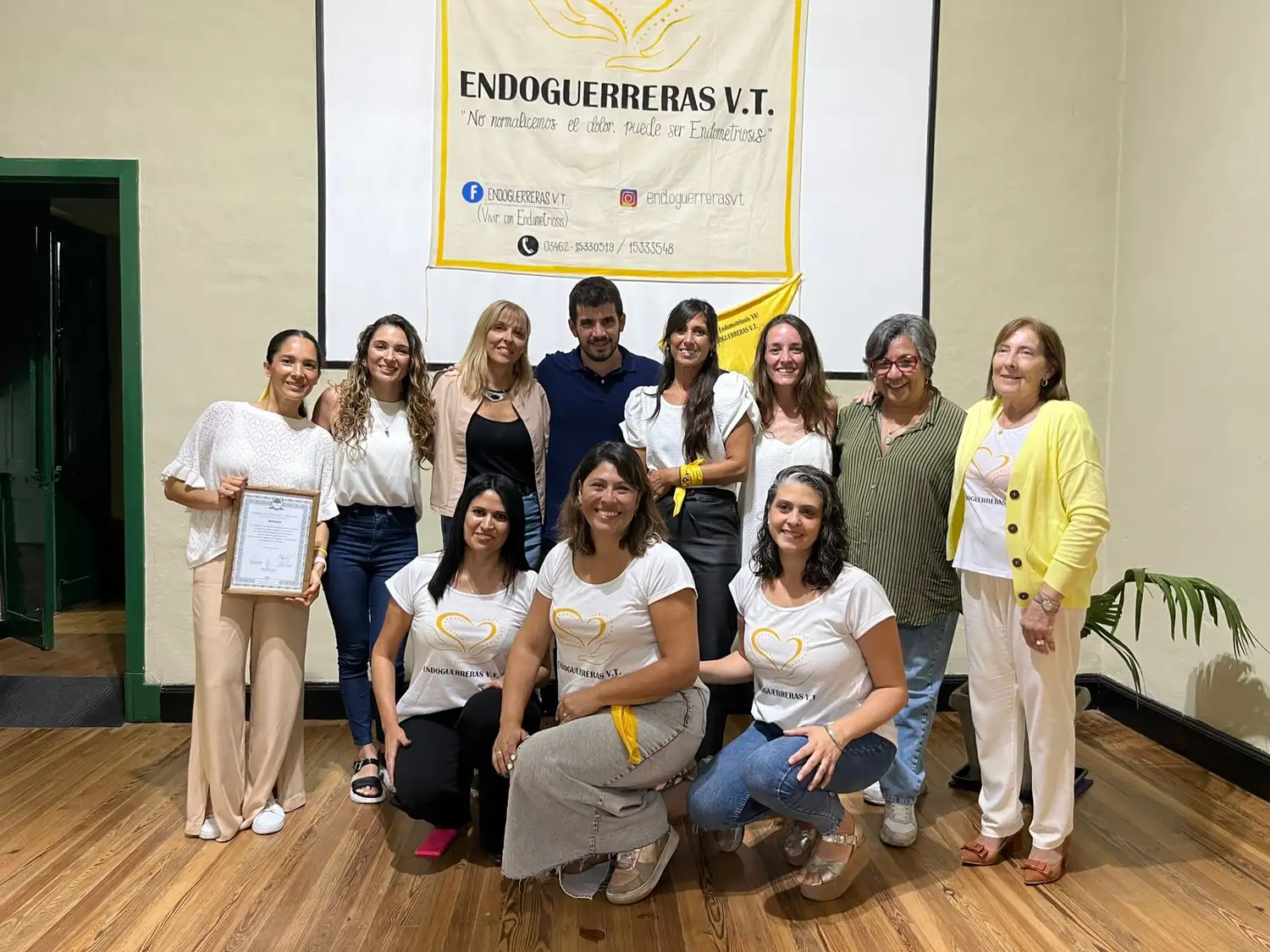 Las Endoguerreras de Venado Tuerto junto a las autoridades locales.