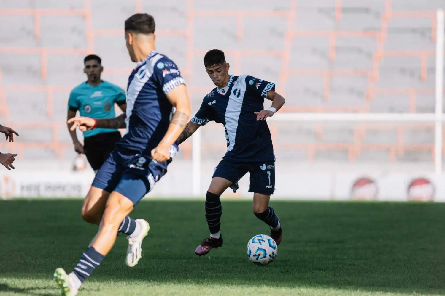 Matías Bergara con la conducción de la pelota