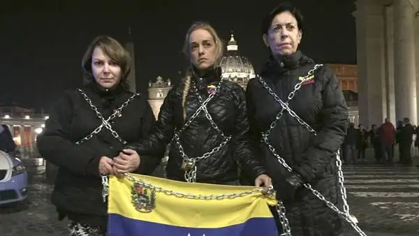 Se encadenan en el Vaticano por la libertad de los presos políticos