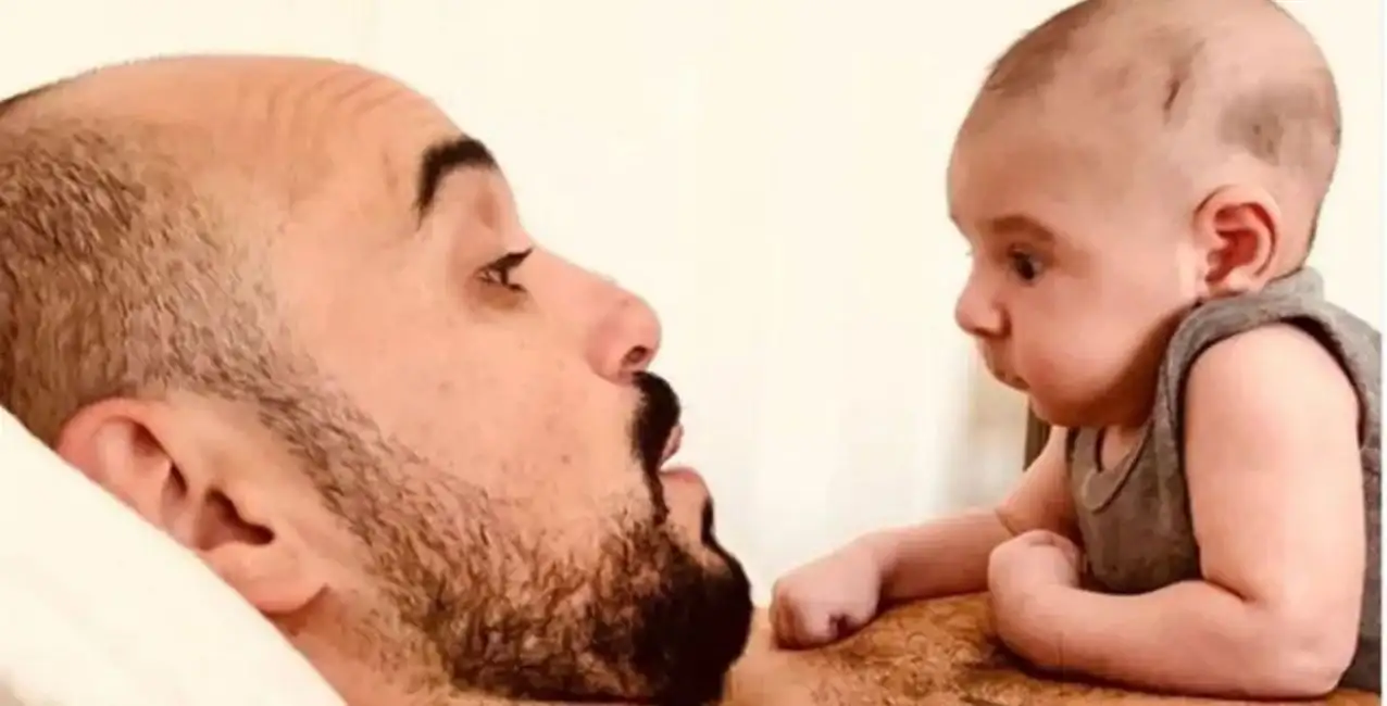 La tierna foto que publicó Abel Pintos de su hijo tomando tereré