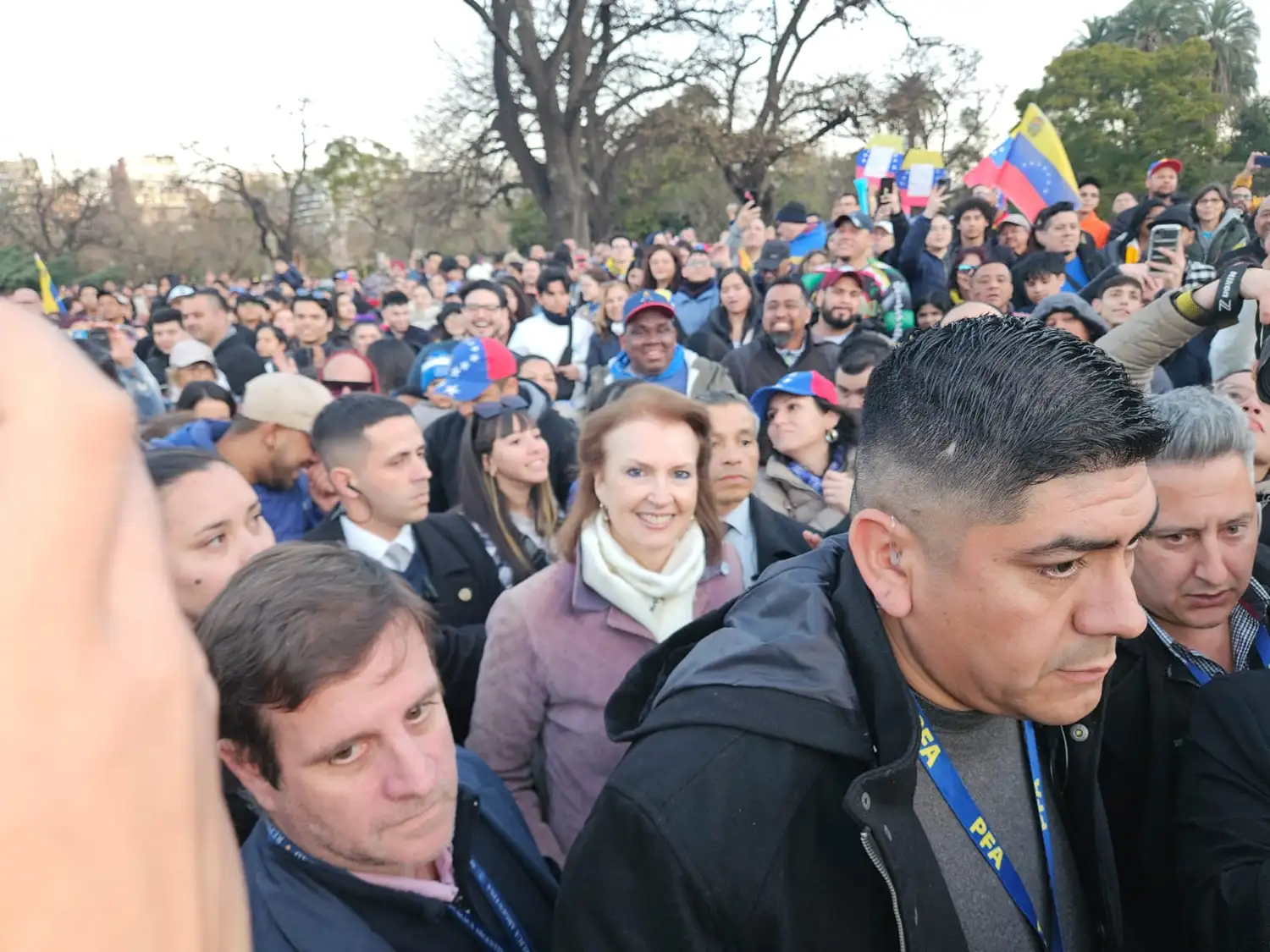 Mondino frente a la Embajada de Venezuela.