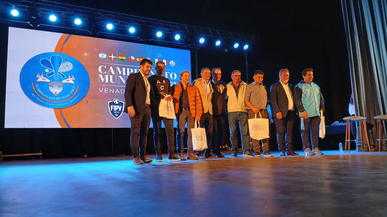 El intendente Leonel Chiarella; presidente de la Confederación Argentina, Pablo Lamberti; presidente de la Federación Internacional, Xavier Cazaubon; y los venadeses campeones mundiales en la presentación. Foto: Sur24.